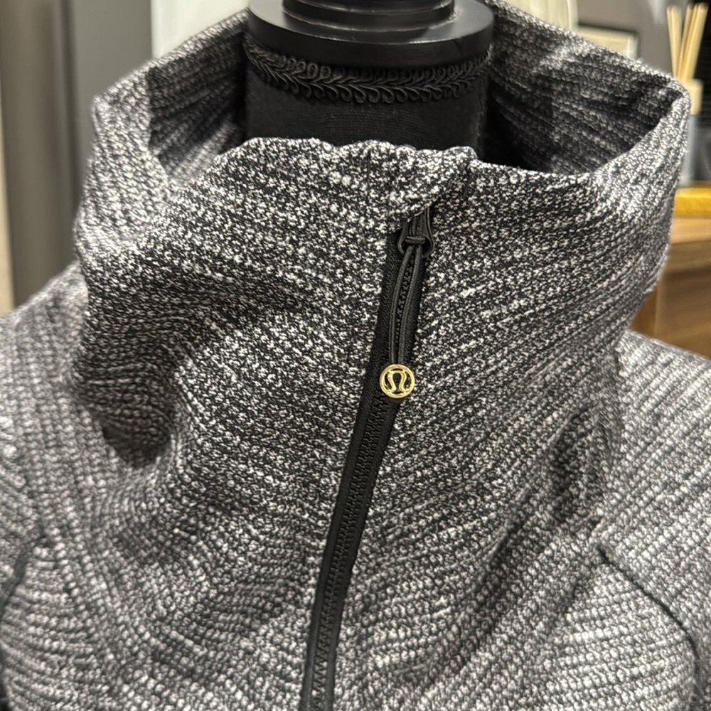 EUC Lululemon Jacket 10 - Picture 5 of 6